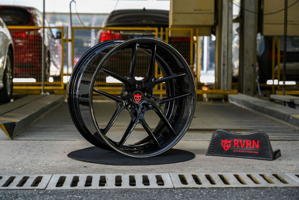 	Close-up of carbon fiber barrel on RV-DR08D forged wheel for Dodge Daytona