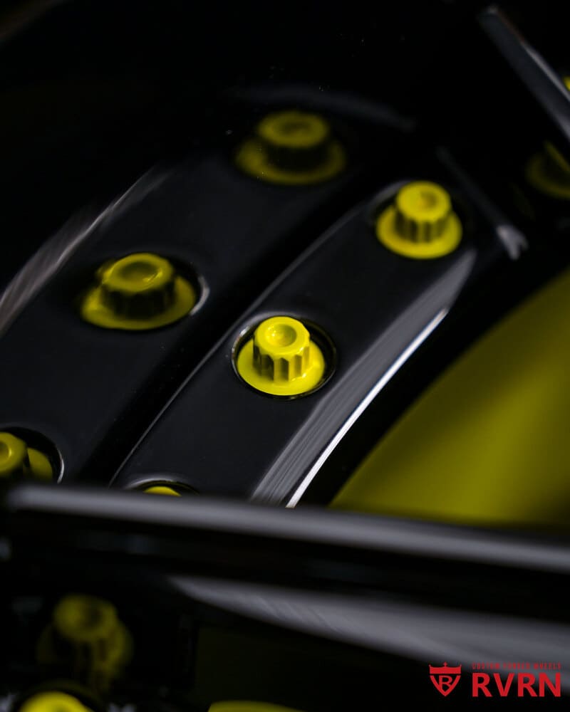 Gloss black barrel and yellow face on RV-T081 wheels