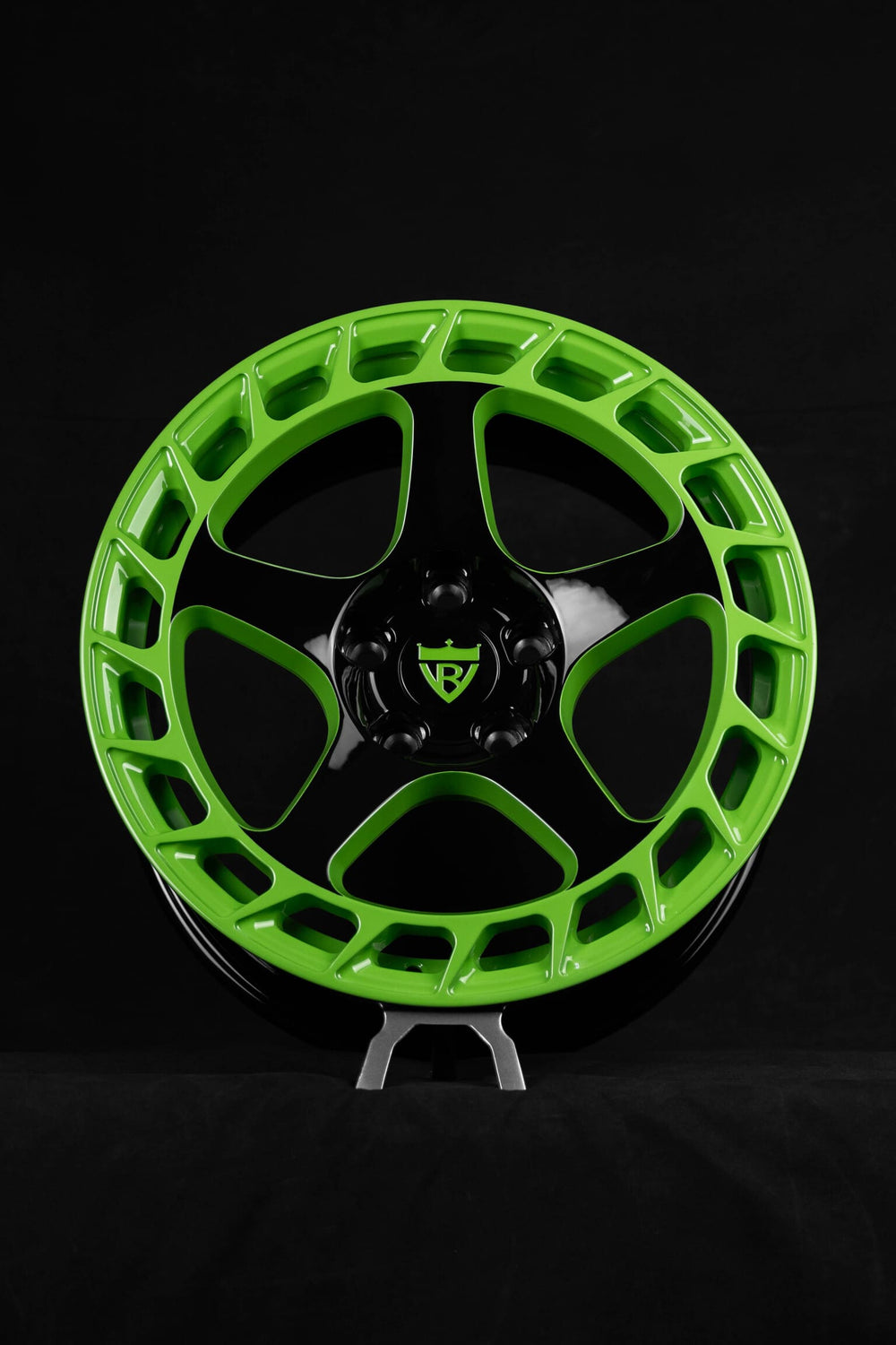 Detail of RV-MV122 forged 5-spoke design in vibrant neon green