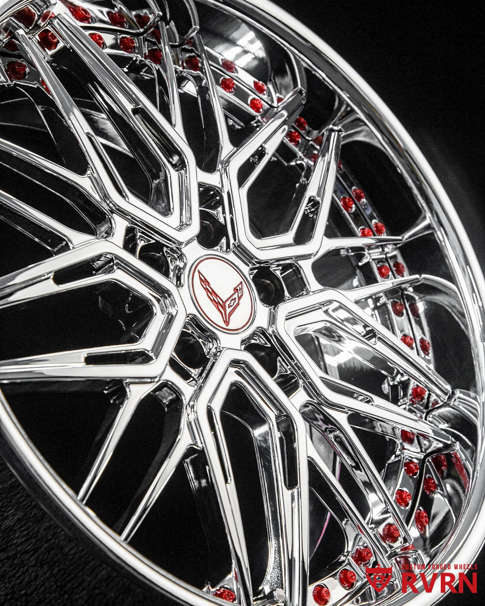 Close-up of RVRN RV-T081 forged wheel spokes – chrome finish with RVRN red screws