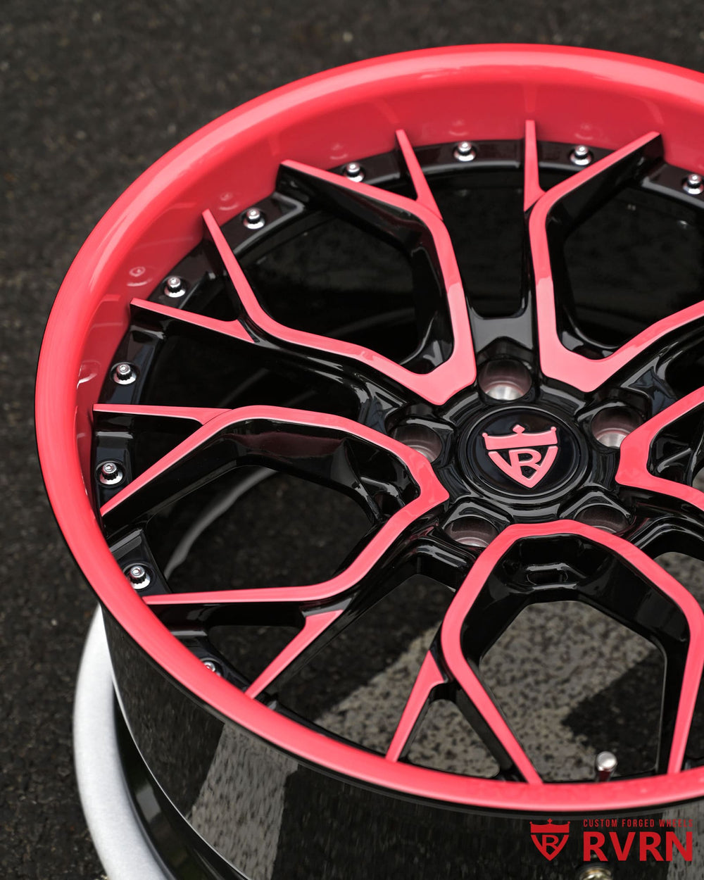 Jeep Wrangler staggered wheel setup inspiration featuring RV-DR16 forged wheels in gloss black and pink custom finish