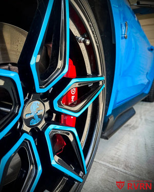 Close-up of the RVRN RV-MC07 gloss black forged wheel with rapid blue accent surfaces and Shelby center cap on a 2022 Ford Mustang GT500.