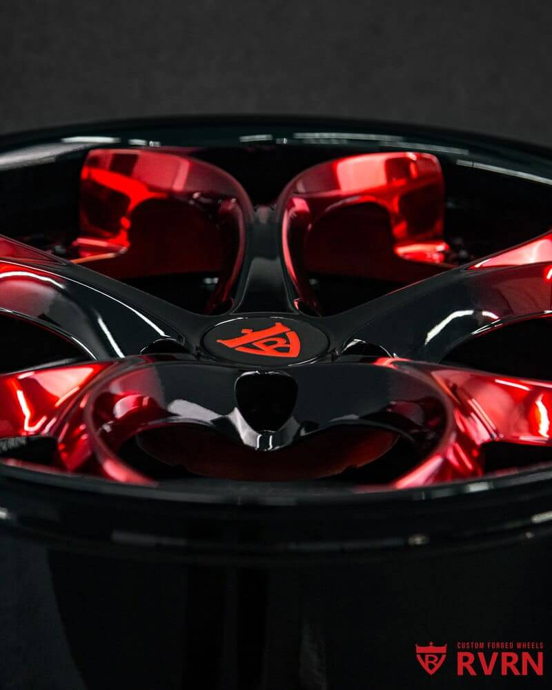 Detailed view of red spoke design on RV-DS016 wheel