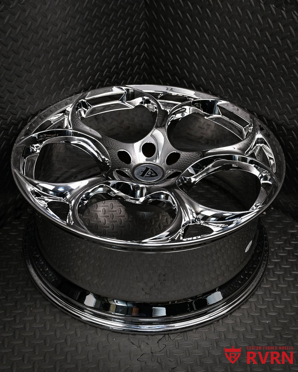 Close-up barrel finish of RVRN MS016 24x10 chrome forged wheel for GMC Canyon