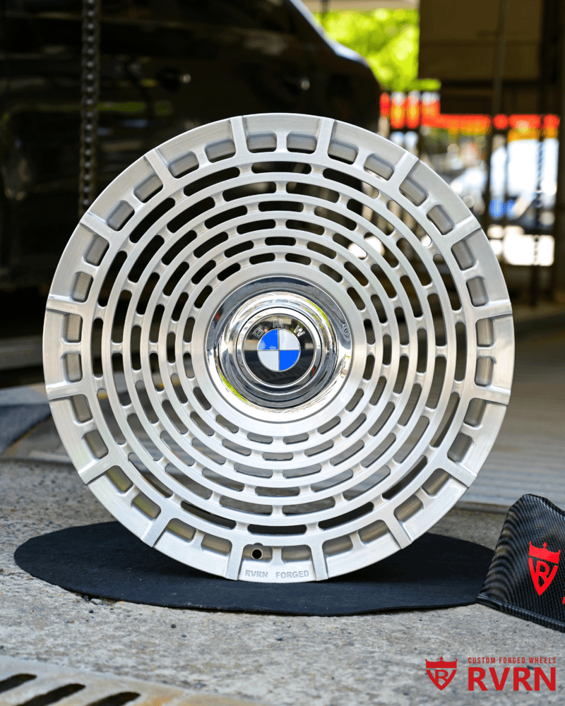 	Side profile showcasing 21" RV-MD02 wheels on BMW I7