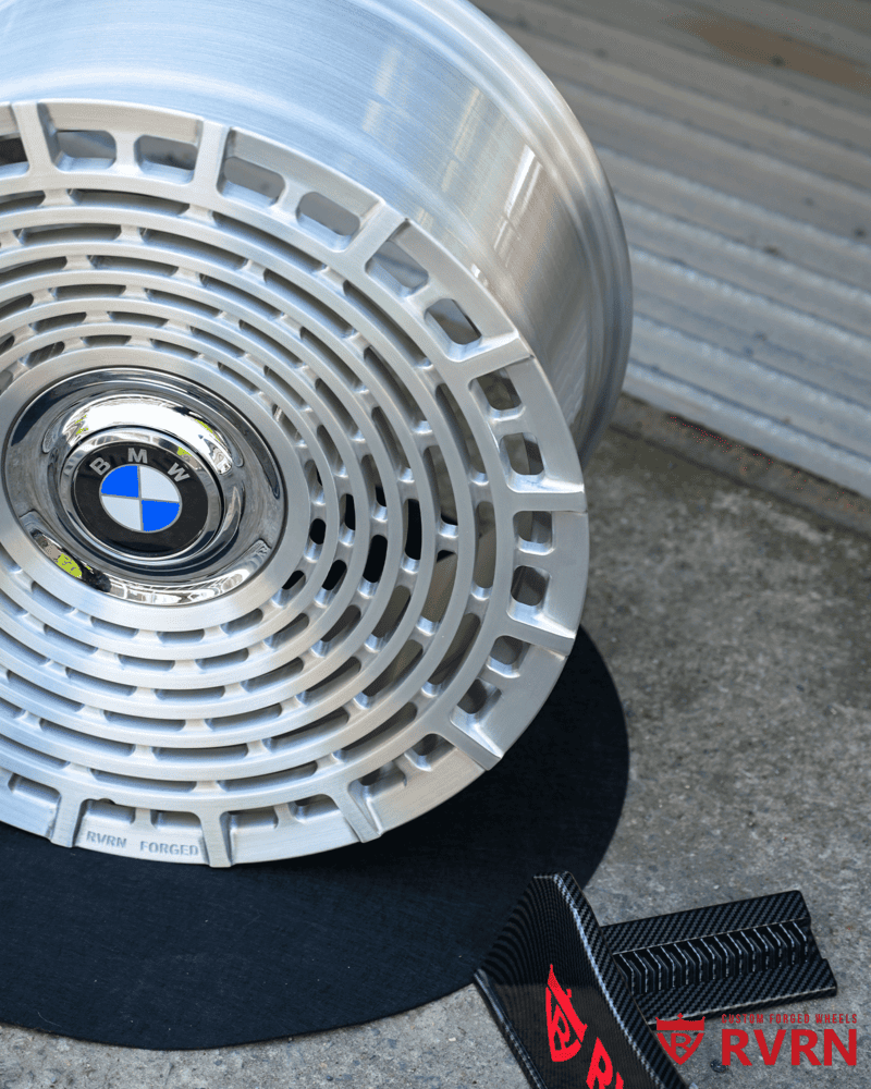 Brushed finish close-up of RV-MD02 BMW I7 wheels