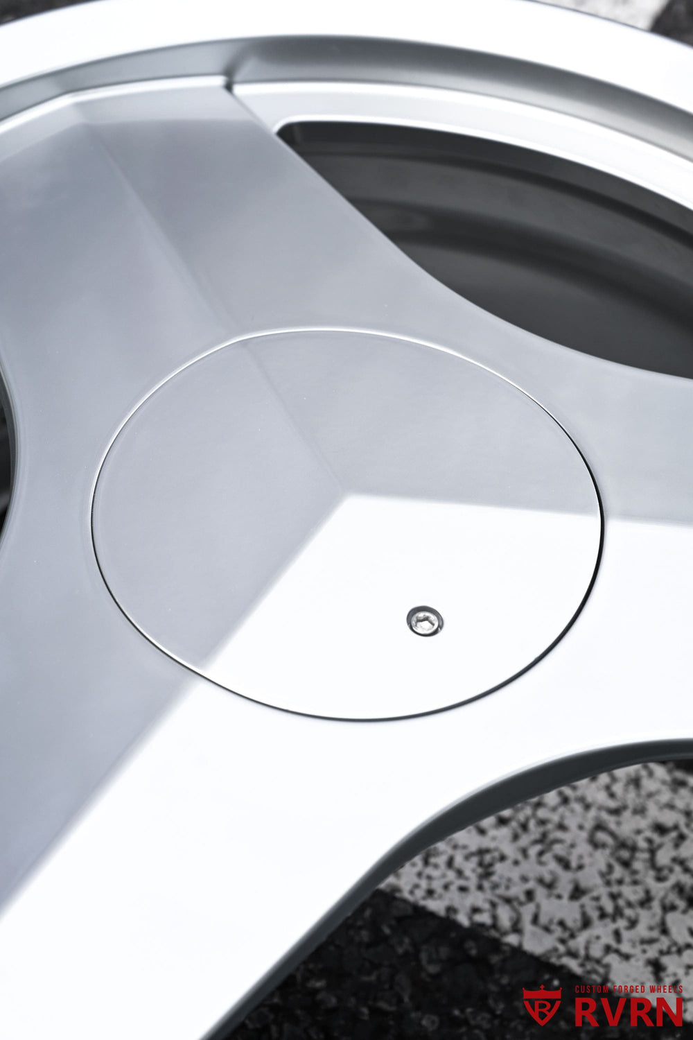 Full wheel face of an RVRN RV-MC33 custom forged wheel for Cadillac CT4, high gloss silver, 18x8 +35mm