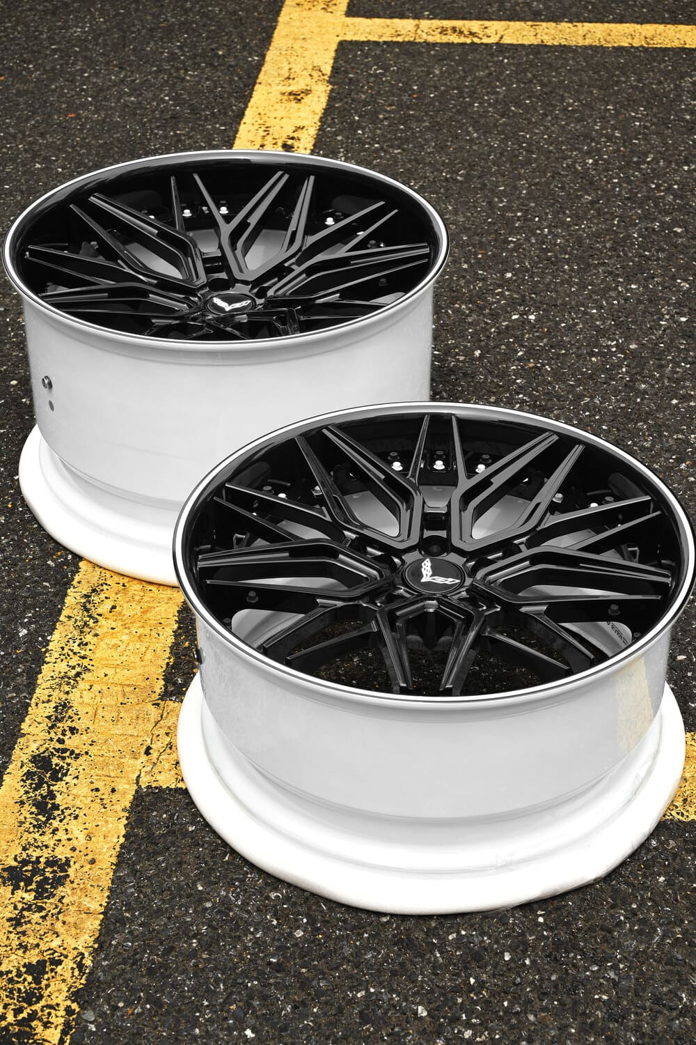 Floating center cap on RV-C081 forged wheel – custom detail for C8 Z06