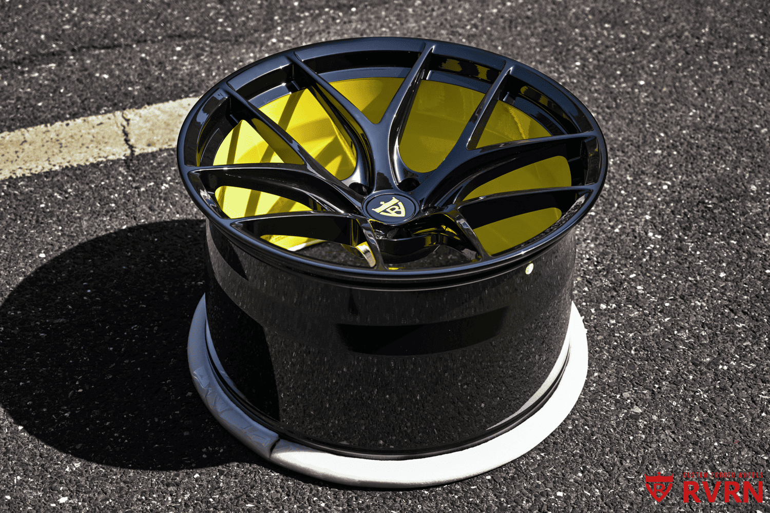  Side view of 2024 Corvette C8 Z06 on RV-MR05 deep concave yellow and black forged wheels