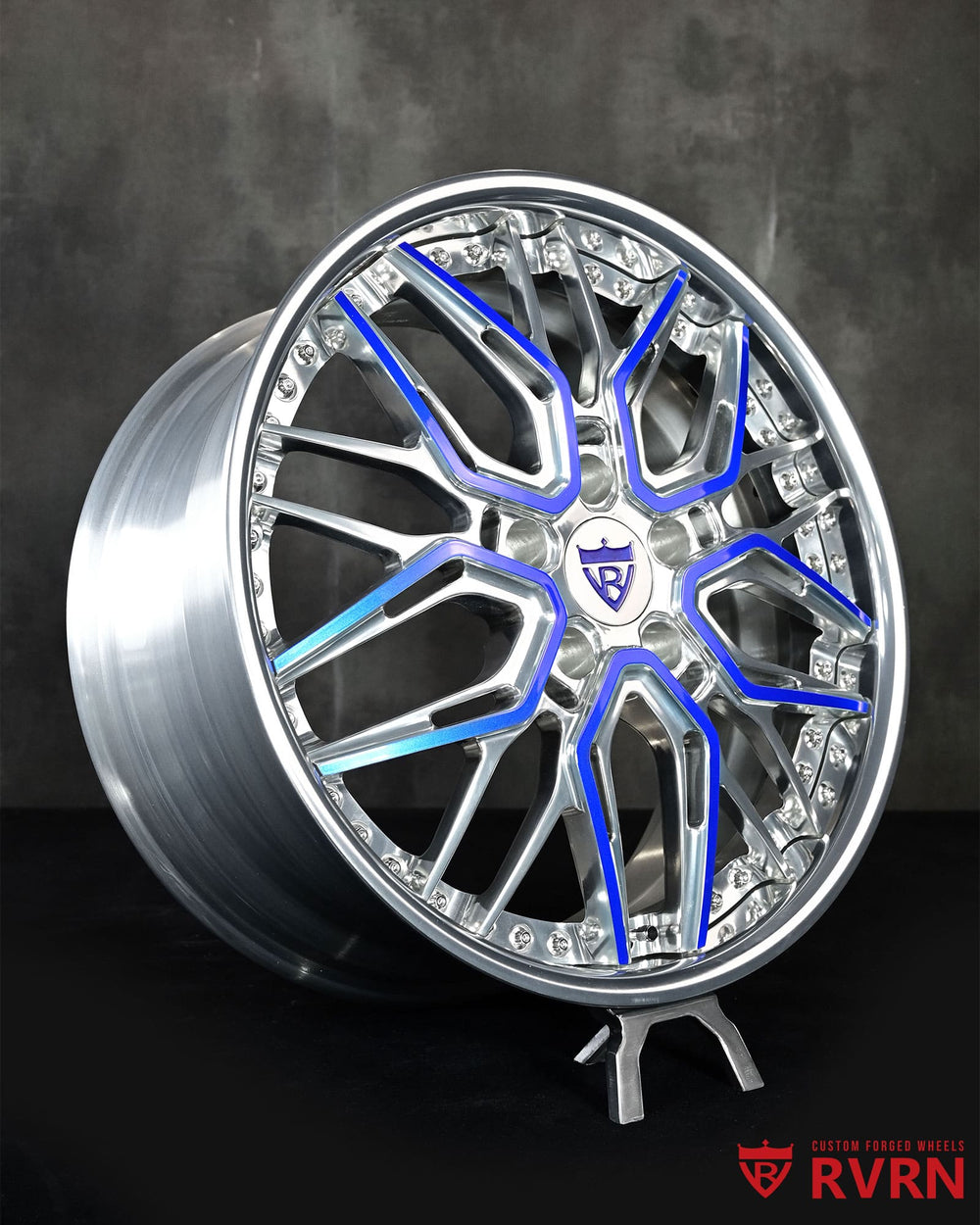 Chrome screws detail on RV-T081 custom wheels, emphasizing premium craftsmanship