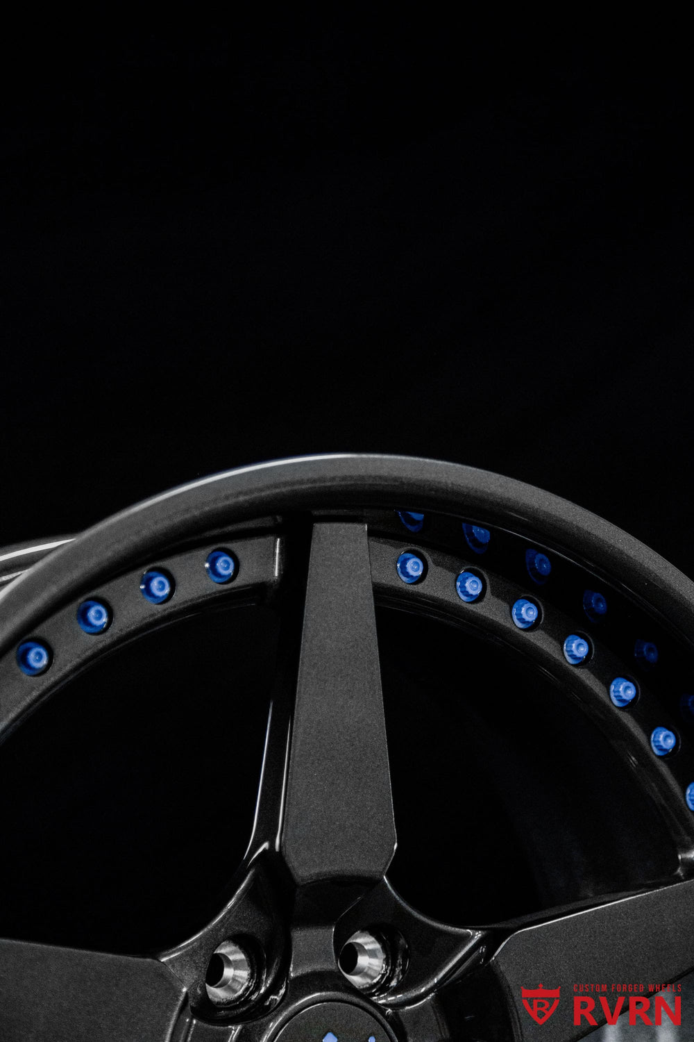 Center cap detail of the RV-DF14 Ford Mustang forged wheels in Gloss Gunmetal with premium custom forged craftsmanship.