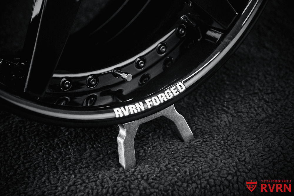 RVRN Wheels center cap detail on gloss black Ford Mustang wheels RV-DF14