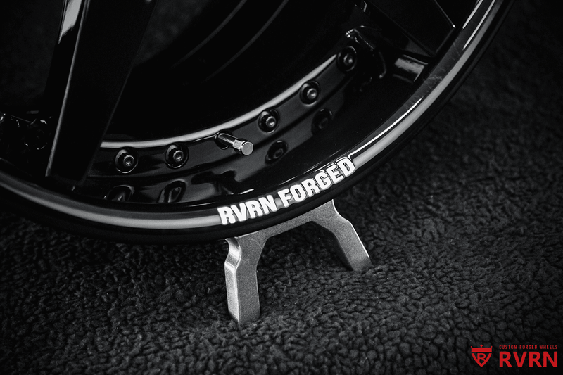 RVRN Wheels center cap detail on gloss black Ford Mustang wheels RV-DF14