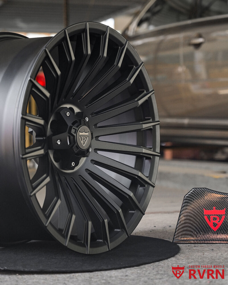 Matte black barrel RT-02M Land Rover Defender forged wheel close-up