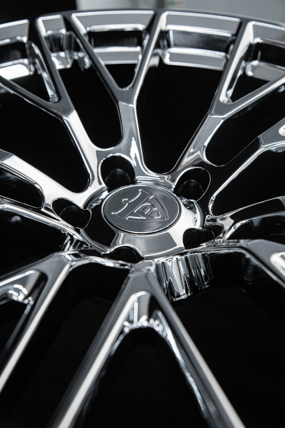 Super concave rim detail on Corvette C8 RV-MC65 custom wheel