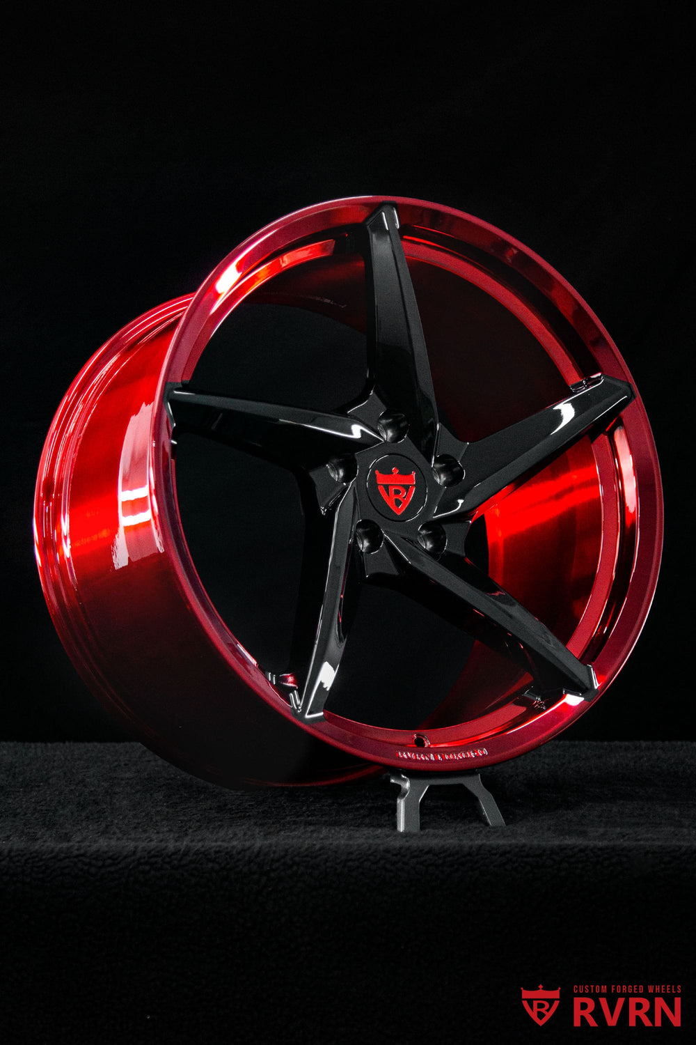Front three-quarter view of a 2026 Corvette C8 Stingray Base on RVRN RV-MC35 custom forged wheels with Gloss Black spokes and Red Mist barrels, 19x8.5 front and 20x11 rear