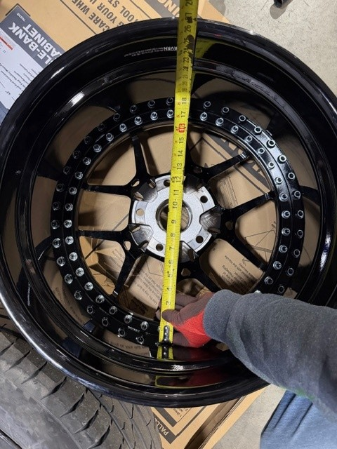 Engineering audit of the front wheel barrel inner diameter for 2026 BMW M5 G90 showing measurement variance before correction.