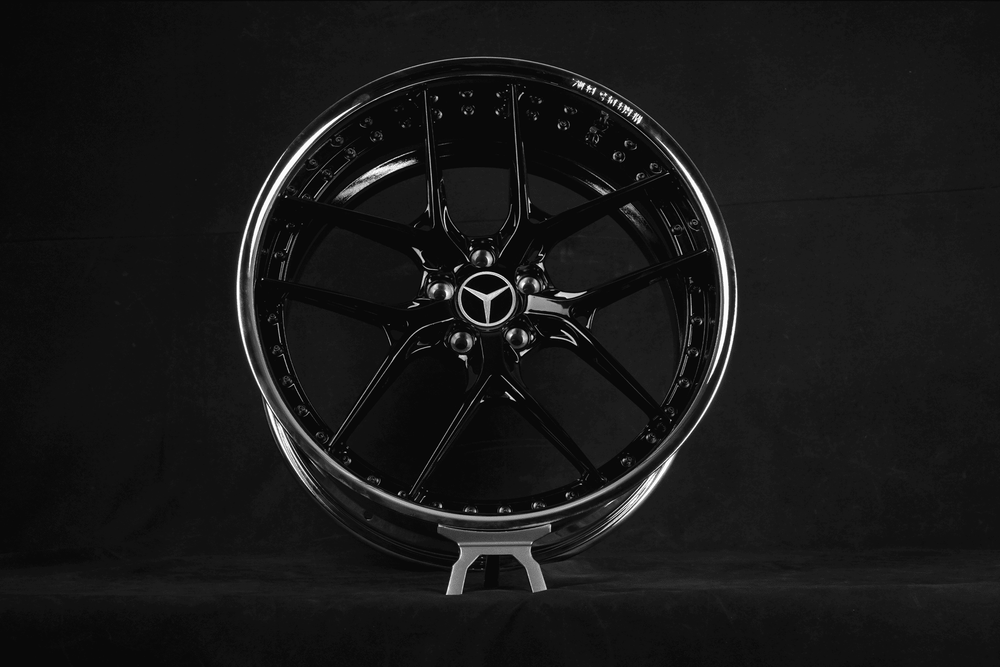 RV-DR08D forged wheel for Mercedes-Benz S500, side view of chrome lip and gloss black spokes