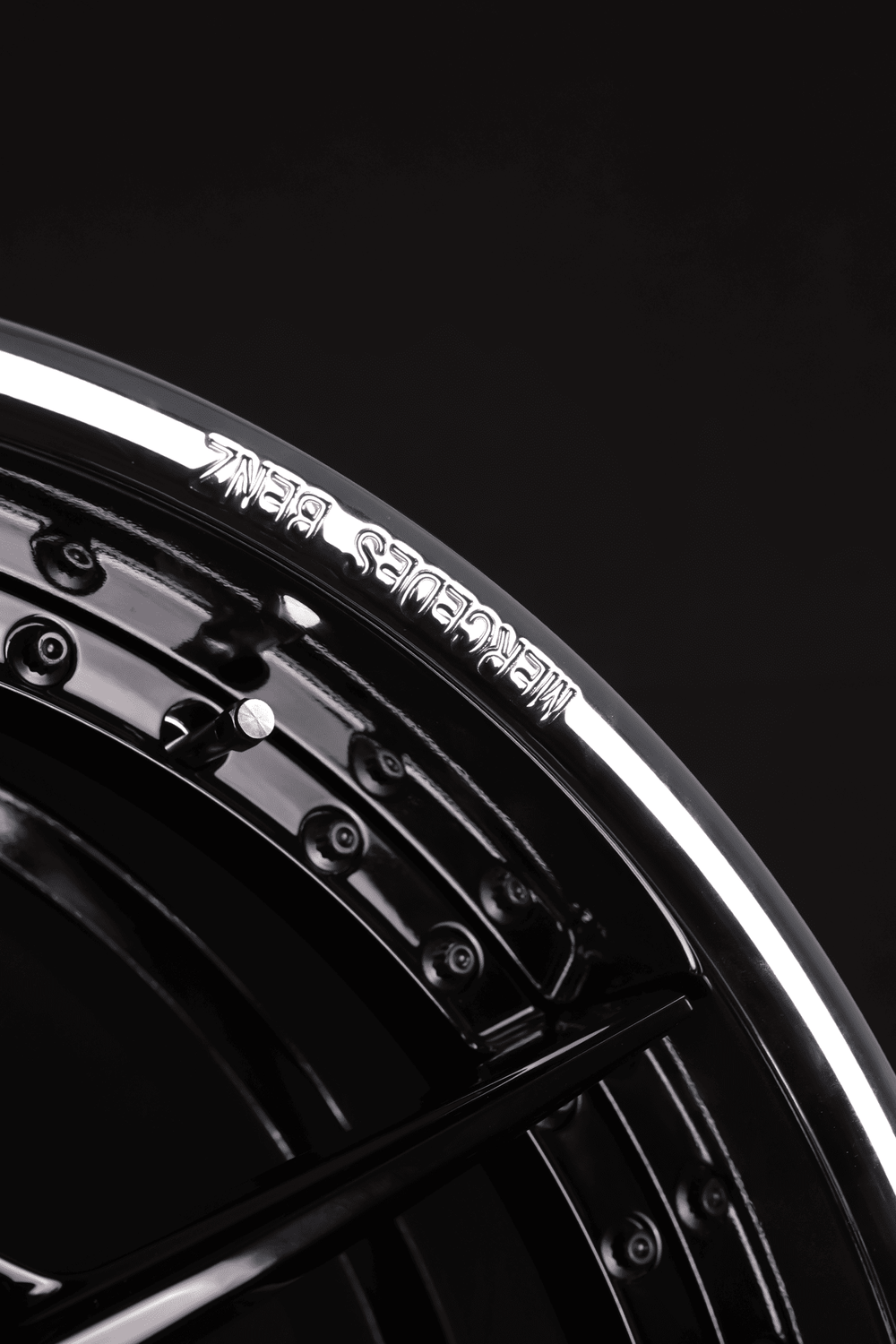 Close-up of RV-DR08D chrome lip engraving and rim bolts on Mercedes-Benz S500 wheels