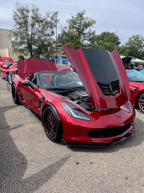 Red corvette 从
 z06 sports car with open hood at a car show