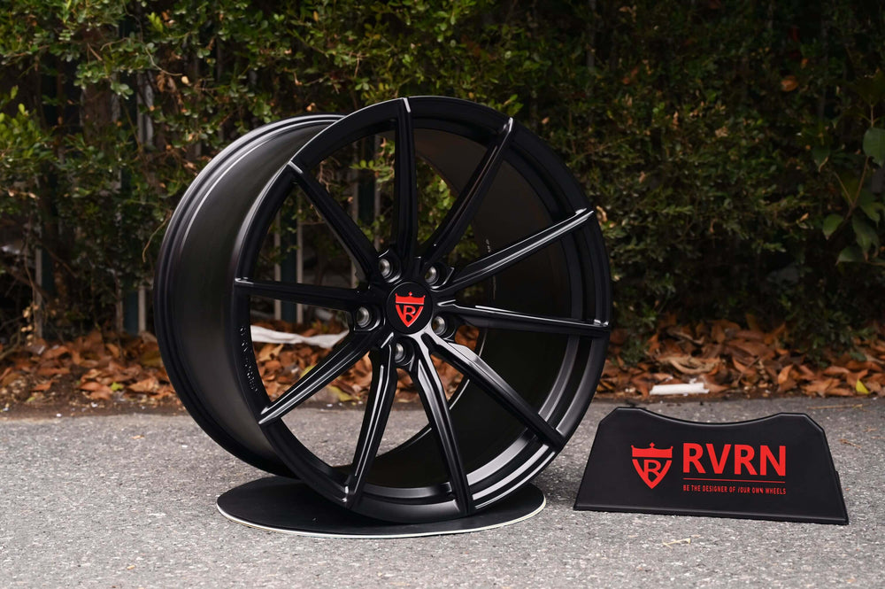 Black concave rim for Audi, showcasing sleek design and 22-inch size, perfect for enhancing Audi e-tron aesthetics.