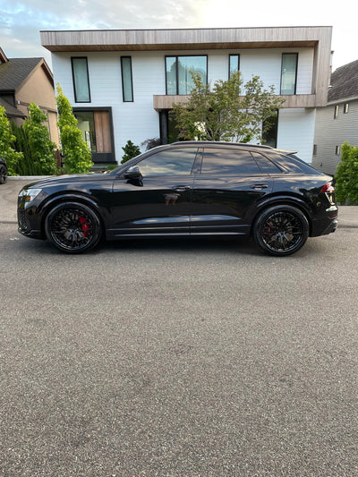 Forged wheel lip and barrel detail on Audi RS Q8, 23x10.5 custom wheels with premium finish and fitment