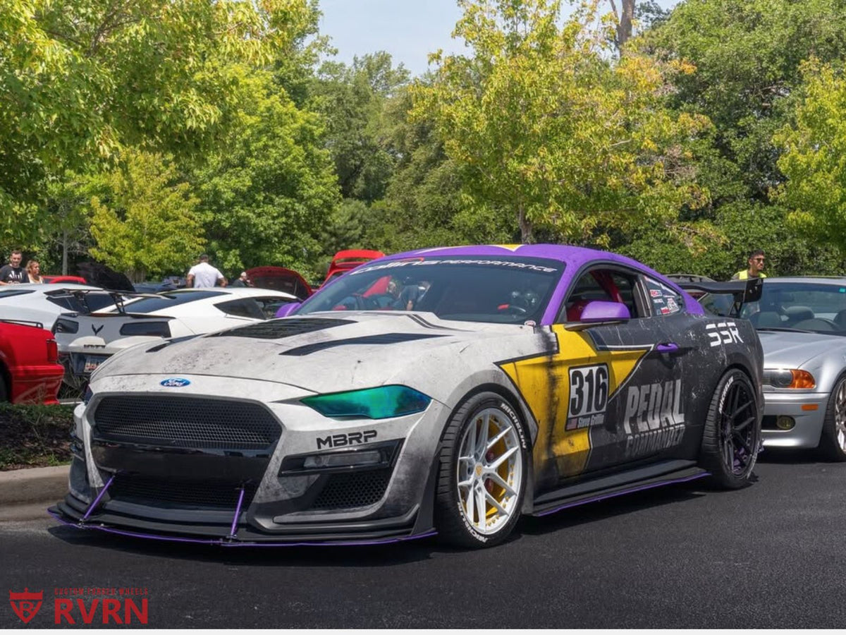 Front three-quarter view of a liveried 2019 Ford Mustang GT Premium on RVRN RV-MR08 wheels, pearl white front and gloss black rear
