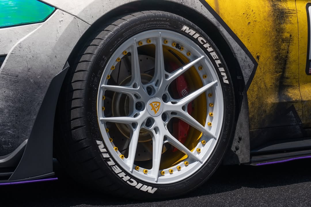 Close-up of RV-MR08 aggressive forged wheel directional design, deep concave finish